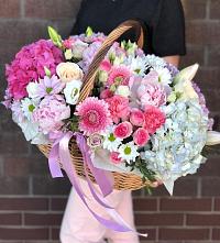 Композиция солнечный день в Посёлке Палатка Цветочная композиция из Розы, Хризантемы, Пионы и Лизиантусы в корзине в Посёлке Палатка